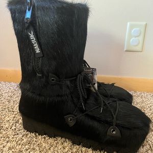 Nakiuk brand Canadian boots. Never worn. Black cow fur - blizzard.